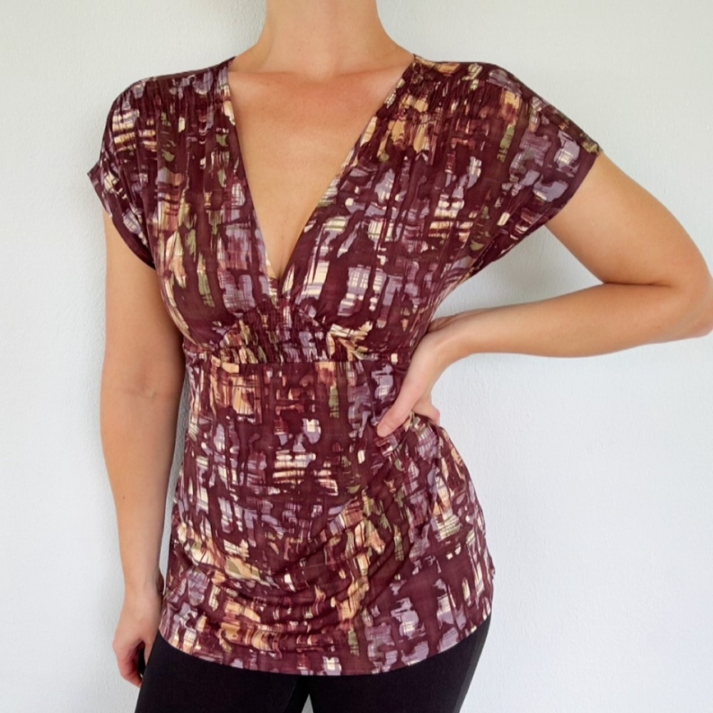 Daisy Fuentes petite purple abstract v-neck short sleeve empire waist top small
